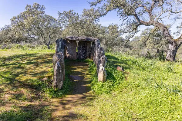 Gabrieles dolmen kompleksinin bir parçası olan 2 numaralı monolit hava manzarası, Valverde del Camino belediyesinde, Huelva, Endülüs, İspanya