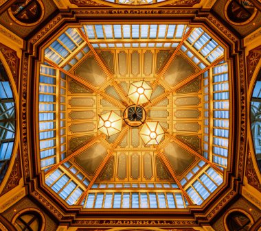 Londra, İngiltere - 20 Mayıs 2023: Gracechurch Caddesi 'nde kapalı bir pazar olan Leadenhall Market' in merkezi, Londra finans bölgesinin merkezinde yer alan Londra 'nın en eski pazarlarından biridir.