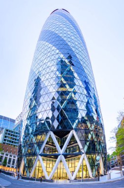 Londra, İngiltere - 20 Mayıs 2023: The Gherkin, resmi olarak 30 St Mary Axe ve daha önce İsviçre Re Binası olarak bilinen Londra 'nın ana finans bölgesi olan Londra şehrinin ticari cam gökdelenidir.