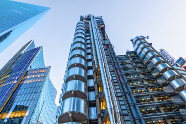 Londra, İngiltere - 20 Mayıs 2023: Londra 'nın ana finans bölgesinde yer alan Lloyd' s binası radikal Bowellizm mimarisinin önde gelen örneklerinden biridir.