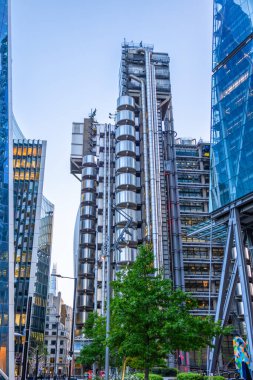 Londra, İngiltere - 20 Mayıs 2023: Londra 'nın ana finans bölgesinde yer alan Lloyd' s binası radikal Bowellizm mimarisinin önde gelen örneklerinden biridir.