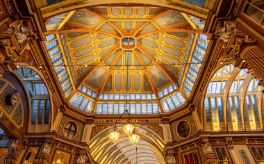 Londra, İngiltere - 20 Mayıs 2023: Gracechurch Caddesi 'nde kapalı bir pazar olan Leadenhall Market' in merkezi, Londra finans bölgesinin merkezinde yer alan Londra 'nın en eski pazarlarından biridir.