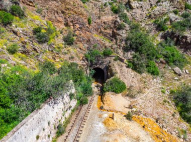 Cerro Salomon, Salomon Tepesi 'ni geçen tünel Salomon açık maden kuyusu sömürüsünden Huelva' daki Tinto Köprüsü 'ne bakır taşımak için kullanılan demiryolu.