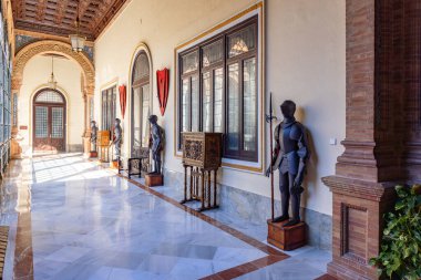 Seville, İspanya - 26 Nisan 2024: Sevilla, Endülüs, İspanya 'daki Plaza de Espana binasında zırhlı koridor. 2. Ordu Bölgesi Komutanlığı Karargahı.