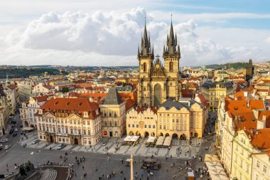 Prag, Çek Cumhuriyeti - 25 Mayıs 2024: Eski Şehir Meydanı 'nın havadan görünüşü, Çek Cumhuriyeti' nin Prag semtinde Tyn 'dan önce Tanrı' nın Annesi Kilisesi 'nin bulunduğu tarihi bir meydan 
