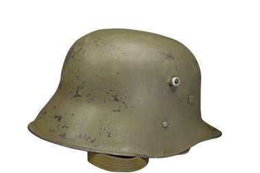 İkinci Dünya Savaşı 'ndan kalma Alman askeri miğferi beyaz arka planda izole edildi