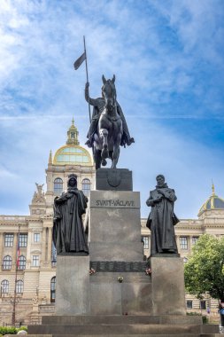 Prag, Çek Cumhuriyeti - 26 Mayıs 2024: Prag, Çek Cumhuriyeti 'ndeki Aziz Wenceslas heykeli I. Wenceslaus' u tasvir etmektedir. Wenceslas Meydanı 'na kurulmuş.