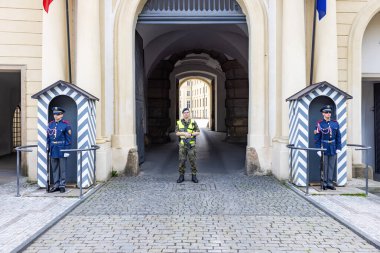 Prag, Çek Cumhuriyeti - 25 Mayıs 2024: Prag Kalesi 'ne silahlı bir Şato Muhafızı ve Çek Cumhuriyeti' nin Prag, Prag kulübesinde iki Cumhurbaşkanlığı muhafız askeri tarafından korunan giriş