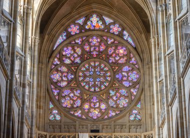 Prag, Çek Cumhuriyeti - 25 Mayıs 2024: Metropolitan Saints Vitus Katedrali, Wenceslaus ve Adalbert 'in içinde, genellikle sadece St. Vitus Katedrali, Prag Kalesi olarak adlandırılan lekesiz cam gül penceresi