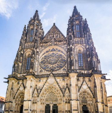 Prag 'da St. Vitus Katedrali olarak adlandırılan bir Katolik metropol olan Vitus, Wenceslaus ve Adalbert Metropolitan Katedrali Prag Kalesi' nde bulunmaktadır.