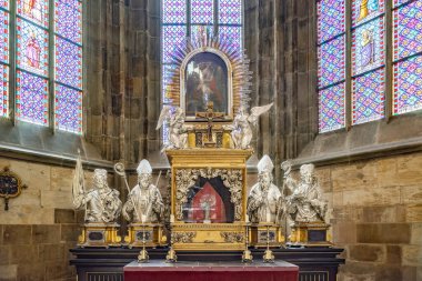 Prag, Çek Cumhuriyeti - 25 Mayıs 2024: Aziz John Kilisesi, Aziz Vitus Katedrali, Wenceslaus ve Adalbert Katedrali içinde yer almaktadır.
