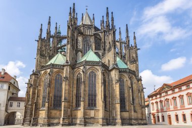 Prag 'da St. Vitus Katedrali olarak adlandırılan bir Katolik metropol olan Vitus, Wenceslaus ve Adalbert Metropolitan Katedrali Prag Kalesi' nde bulunmaktadır.
