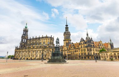 Dresden Şatosu ya da Kraliyet Sarayı, Dresden 'deki en eski binalardan biri ve Kutsal Üçleme Katedrali, Saksonya Kraliyet Sarayı Katolik Kilisesi, Dresden, Saksonya, Almanya