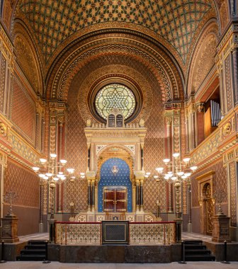 Prag, Çek Cumhuriyeti - 27 Mayıs 2024: İspanya Sinagogu içindeki ana sunak, Çek Cumhuriyeti 'nin Prag Yahudi Kenti' ndeki en yeni sinagog.