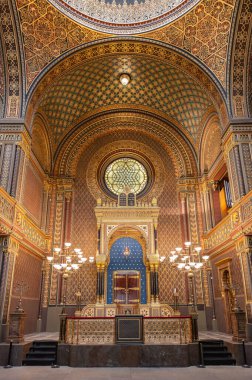 Prag, Çek Cumhuriyeti - 27 Mayıs 2024: İspanya Sinagogu içindeki ana sunak, Çek Cumhuriyeti 'nin Prag Yahudi Kenti' ndeki en yeni sinagog.