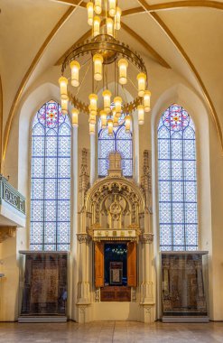 Prag, Çek Cumhuriyeti - 27 Mayıs 2024: Çek Cumhuriyeti 'nin Prag kentindeki eski Yahudi mahallesinde bulunan Maisel Sinagogu' nun ana mihrabı.