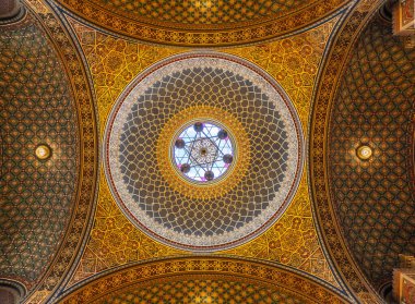 Prag, Çek Cumhuriyeti - 27 Mayıs 2024: Çek Cumhuriyeti 'nin Prag Yahudi Kenti' ndeki en yeni sinagog olan İspanyol Sinagogu 'nun tavanı ve kubbesi