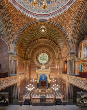 Prag, Çek Cumhuriyeti - 27 Mayıs 2024: İspanya Sinagogu içindeki ana sunak, Çek Cumhuriyeti 'nin Prag Yahudi Kenti' ndeki en yeni sinagog.