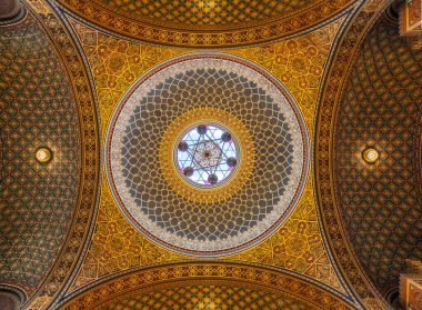 Prag, Çek Cumhuriyeti - 27 Mayıs 2024: Çek Cumhuriyeti 'nin Prag Yahudi Kenti' ndeki en yeni sinagog olan İspanyol Sinagogu 'nun tavanı ve kubbesi