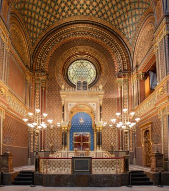 Prag, Çek Cumhuriyeti - 27 Mayıs 2024: İspanya Sinagogu içindeki ana sunak, Çek Cumhuriyeti 'nin Prag Yahudi Kenti' ndeki en yeni sinagog.