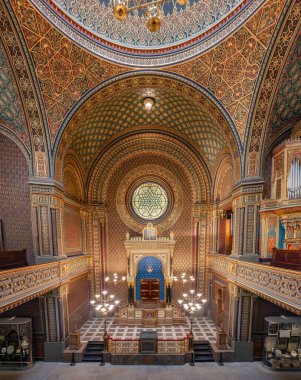 Prag, Çek Cumhuriyeti - 27 Mayıs 2024: İspanya Sinagogu içindeki ana sunak, Çek Cumhuriyeti 'nin Prag Yahudi Kenti' ndeki en yeni sinagog.