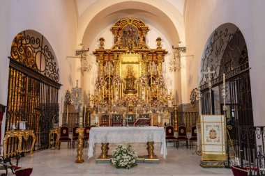 Lepe, Huelva, İspanya - 9 Ağustos 2024: Santo Domingo de Guzman kilisesinin ana sunağı Virgin Nuestra Seora de la Bella Coronada, Güzel Taç Leydimiz, La Virgen de la Bella olarak bilinir.