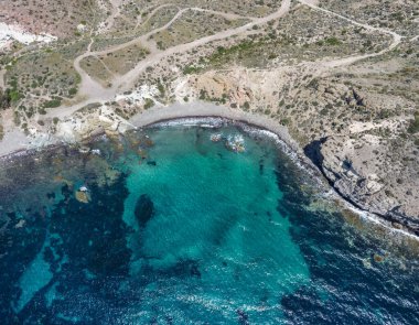 Cabo de Gata 'daki şnorkel bölgesinin havadan görünüşü, yarı çöl karakteri ve volkanik geçmişin doğal bir alanı.
