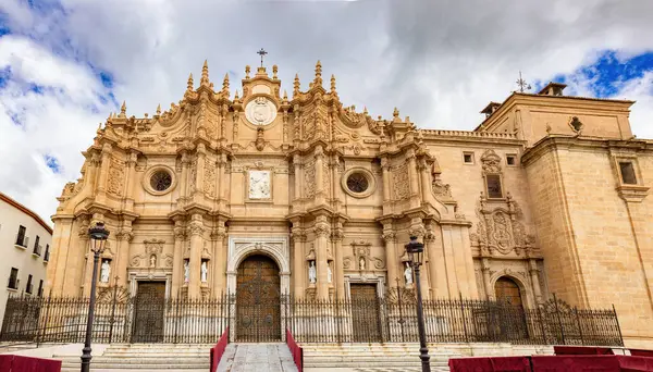 İspanya 'nın Almerya kentindeki Guadix' in Enkarnasyonu Katedrali 'nin cephesi