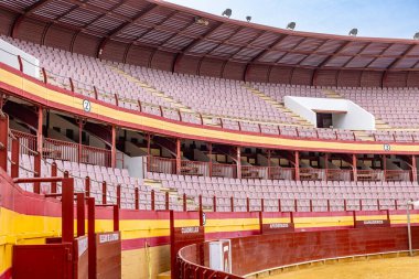 Roquetas de Mar, İspanya - 12 Nisan 2025: Almerya, Endülüs, İspanya 'da Roquetas de Mar' ın tribünlerle iç içe geçişi