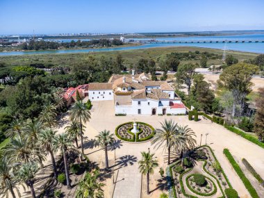 La Rabida 'daki Santa Maria manastırının insansız hava aracı görüntüsü. Rabida Manastırı, Huelva 'nın Palos de la Frontera köyünde bulunan bir Fransisken manastırıdır.