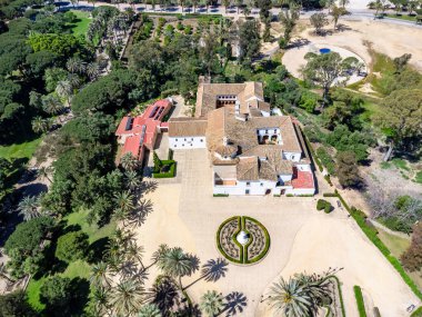 La Rabida 'daki Santa Maria manastırının insansız hava aracı görüntüsü. Rabida Manastırı, Huelva 'nın Palos de la Frontera köyünde bulunan bir Fransisken manastırıdır.