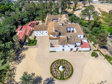 La Rabida 'daki Santa Maria manastırının insansız hava aracı görüntüsü. Rabida Manastırı, Huelva 'nın Palos de la Frontera köyünde bulunan bir Fransisken manastırıdır.