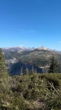 Half Dome 'un Muhteşem Manzarası (Yosemite Ulusal Parkı, Kaliforniya, ABD)