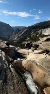 Yosemites Nevada 'dan geçerken bir Footbridge' e düştü (Yosemite Ulusal Parkı, Kaliforniya, ABD)
