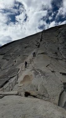 Half Dome Kablo Yükselişi ve Düşüşü Açılı Görünümü (Yosemite Ulusal Parkı, Kaliforniya, ABD)
