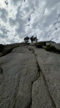 Bulutlu bir günde Yarım Domes Alt Kubbesi 'ne tırmanmak (Yosemite Ulusal Parkı, Kaliforniya, ABD)