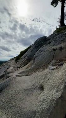 Bulutlu bir günde Yarım Domes Alt Kubbesi 'ne tırmanmak (Yosemite Ulusal Parkı, Kaliforniya, ABD)