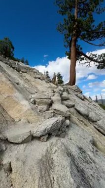 Bulutlu Gökyüzü (Yosemite Ulusal Parkı, Kaliforniya, ABD))