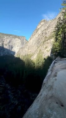Sonbaharda Sonbaharda Uçurumdan Atlayan Sonbahar (Yosemite Ulusal Parkı, Kaliforniya, ABD))