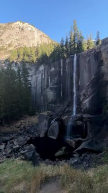 Blue Day 'de Sonbahar Düşüşü (Yosemite Ulusal Parkı, Kaliforniya, ABD))