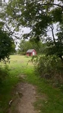 Hudson Vadisi Yolu 'ndaki Red Shed Sen Through Clearing (Phillipstown, New York, ABD)