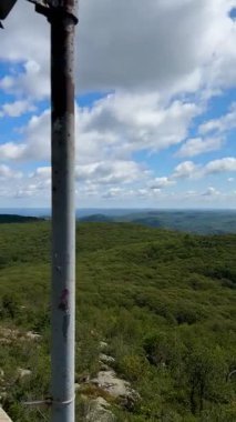 Hudson Highlands Fire Tower with Lake and Mountains (Beacon, New York, ABD)
