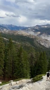 Yosemite Ulusal Parkı, Kaliforniya, ABD 6 Ekim 2024: Gezgin Yarım Kubbe Patikası 'na Dönüş Yolu