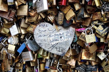 Paris, Ile de France, Fransa - 13 Ağustos 2014: Love Lock Heart in Arab 