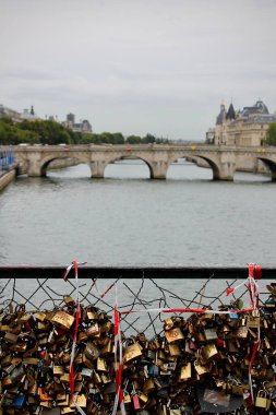 Paris, Ile de France, Fransa - 13 Ağustos 2014: Ponts des Arts with Love Locks 'un Tarihi Fotoğrafı (Paris, Fransa)