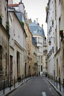 Tarihsel Mimari ve Kemeri Olan Dar Paris Caddesi (Paris, Fransa)