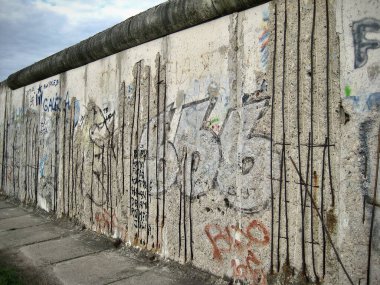 Berlin, Berlin Bölgesi, Almanya- 17 Temmuz 2008: Berlin Duvarı Graffiti ve Açığa Çıkan Çelik