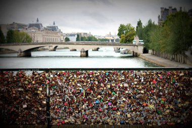 Seine Nehri 'ne bakan Pont des Arts with Love Locks (Paris, Fransa)
