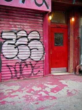 New York, New York, USA- 25 Nisan 2008: LIX 'te canlı kırmızı kapı ve graffiti