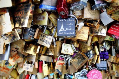 Paris, Ile de France, Fransa - 13 Ağustos 2014: Pont des Arts 'da Aşk Kilitlerinin Yakın Çekimi (Paris, Fransa)